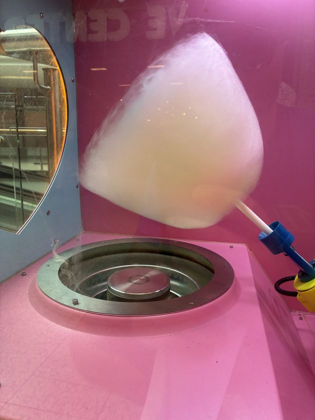 Zuckerwatte entsteht auf dem Teller